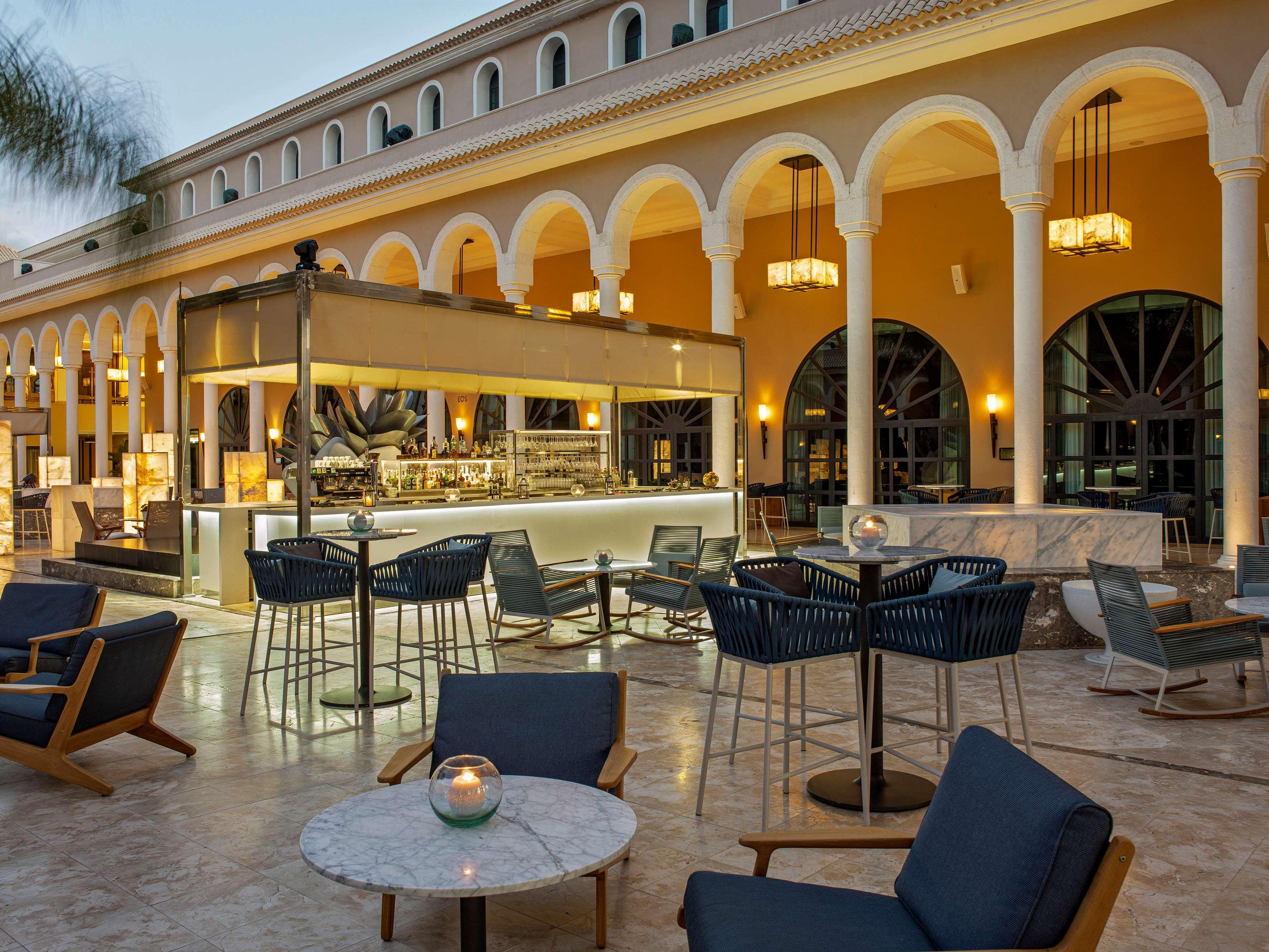 Gran Melia Palacio De Isora Resort & Spa Alcalá la Real Esterno foto The bar at the hotel