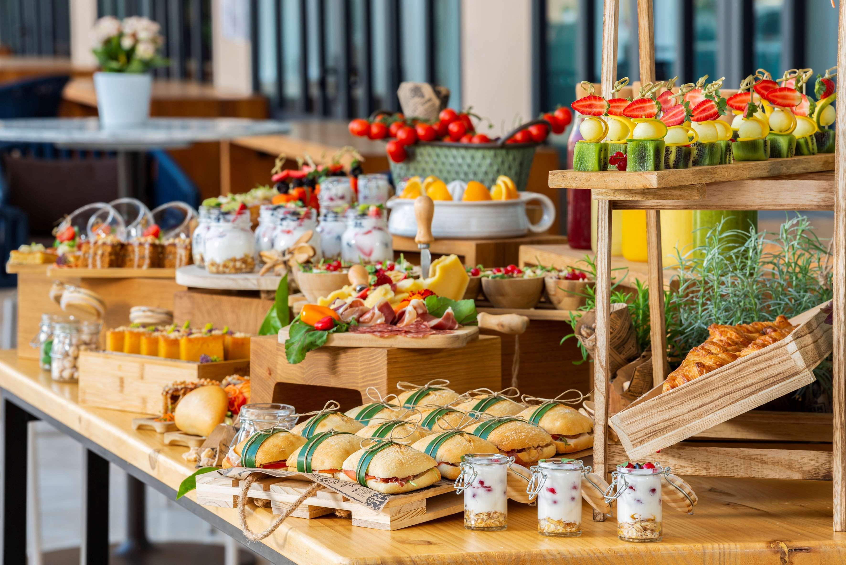 Gran Melia Palacio De Isora Resort & Spa Alcalá la Real Esterno foto A buffet at a hotel