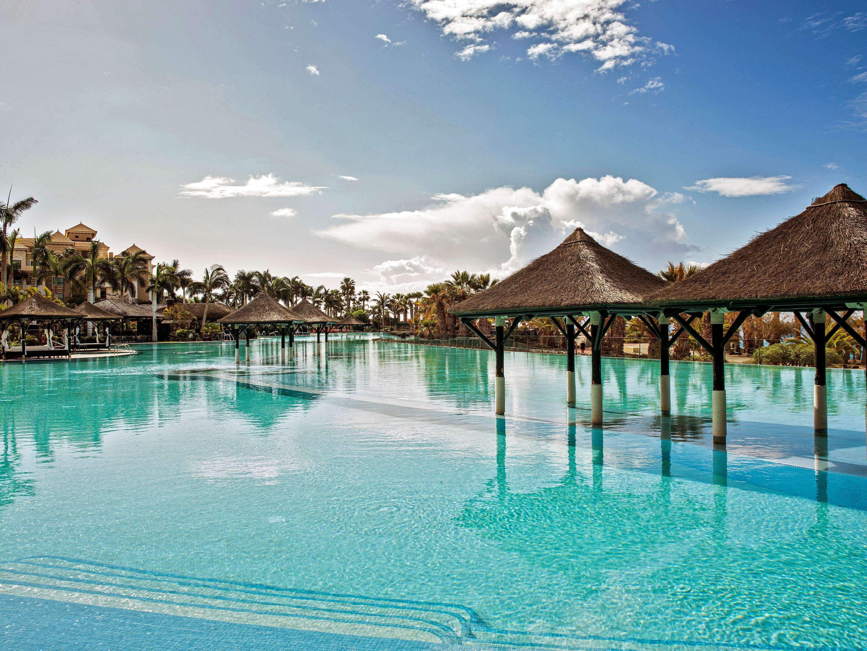 Gran Melia Palacio De Isora Resort & Spa Alcalá la Real Esterno foto The resort's lagoon