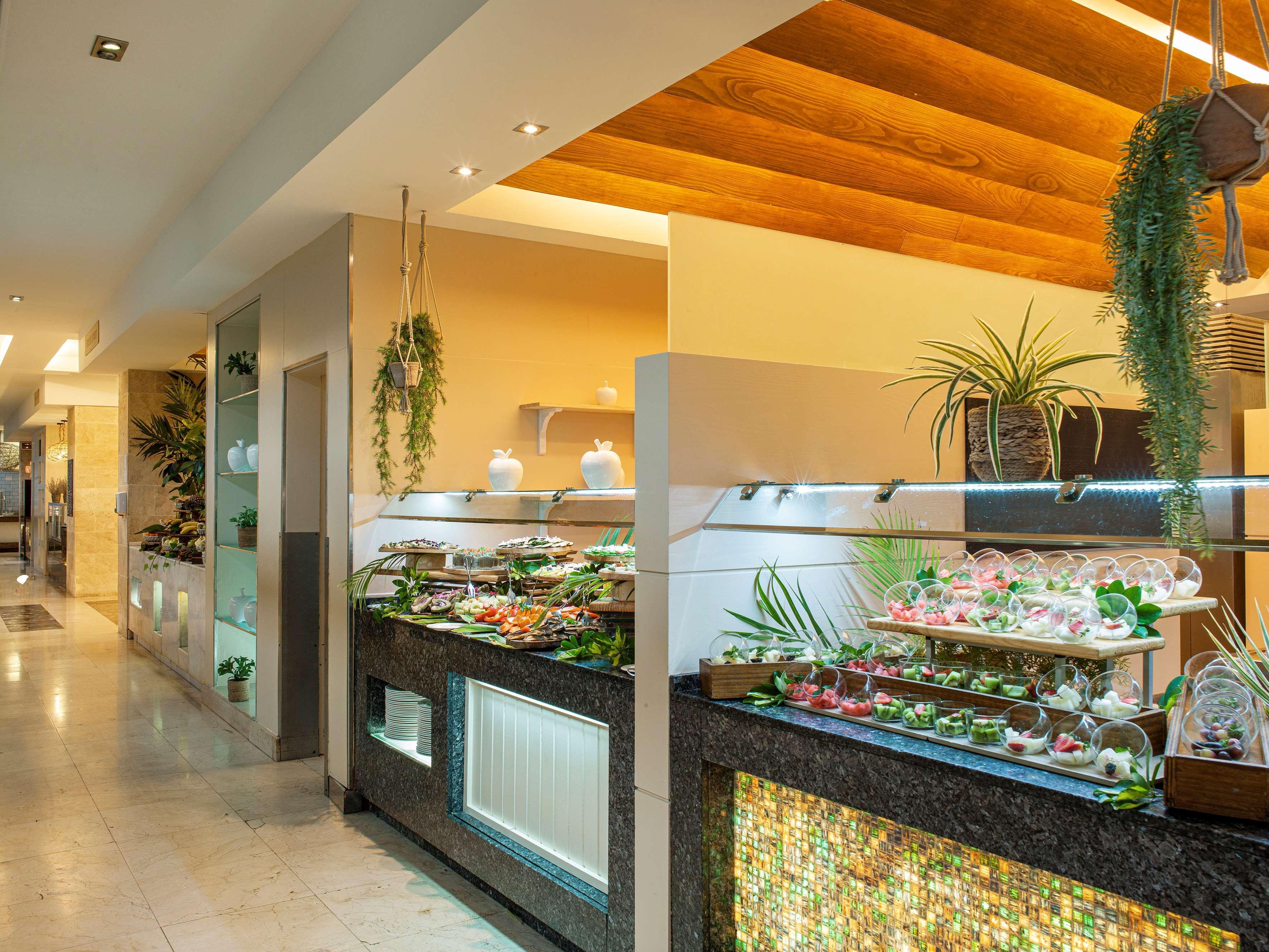Gran Melia Palacio De Isora Resort & Spa Alcalá la Real Esterno foto A buffet at a hotel