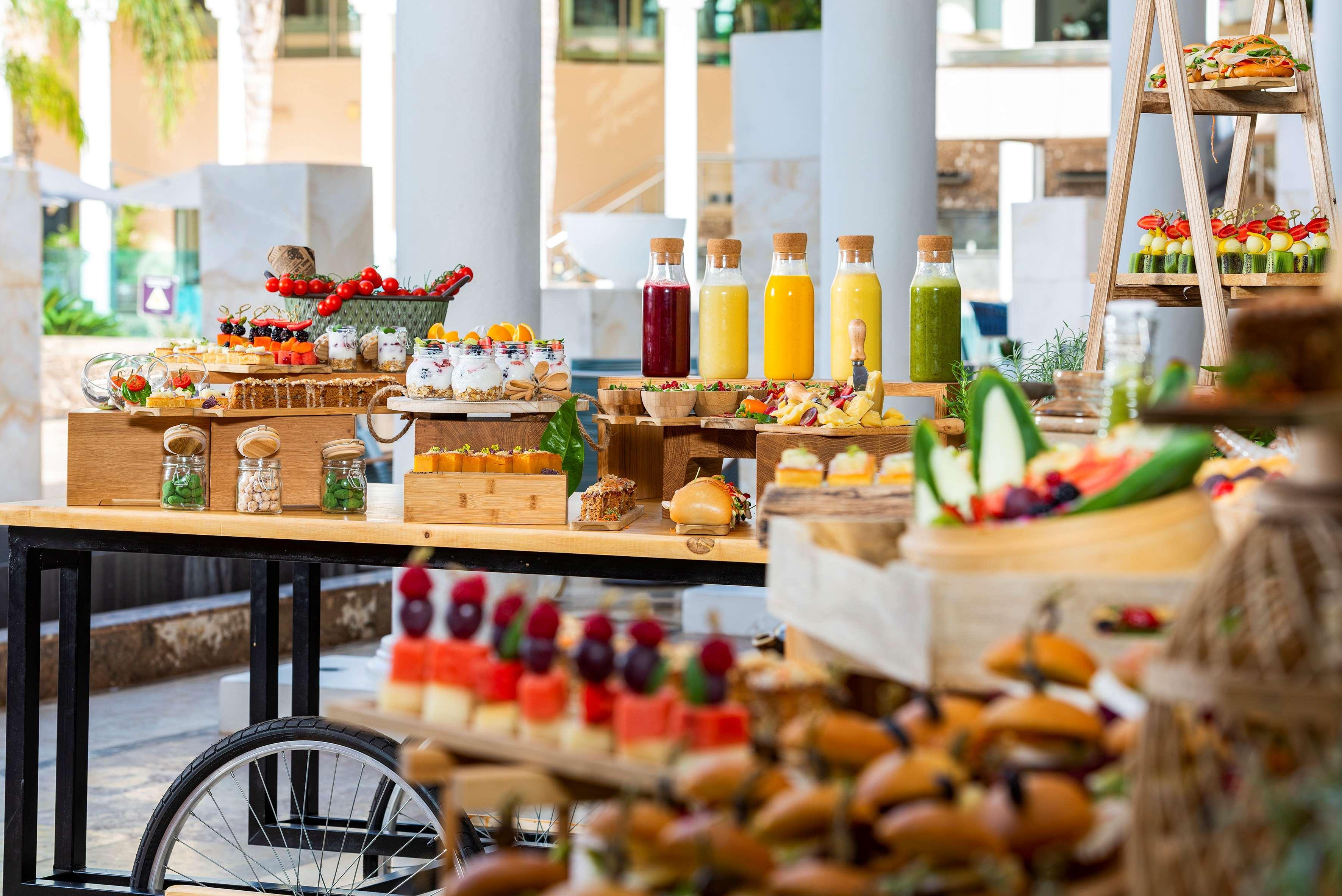 Gran Melia Palacio De Isora Resort & Spa Alcalá la Real Esterno foto A buffet at a hotel