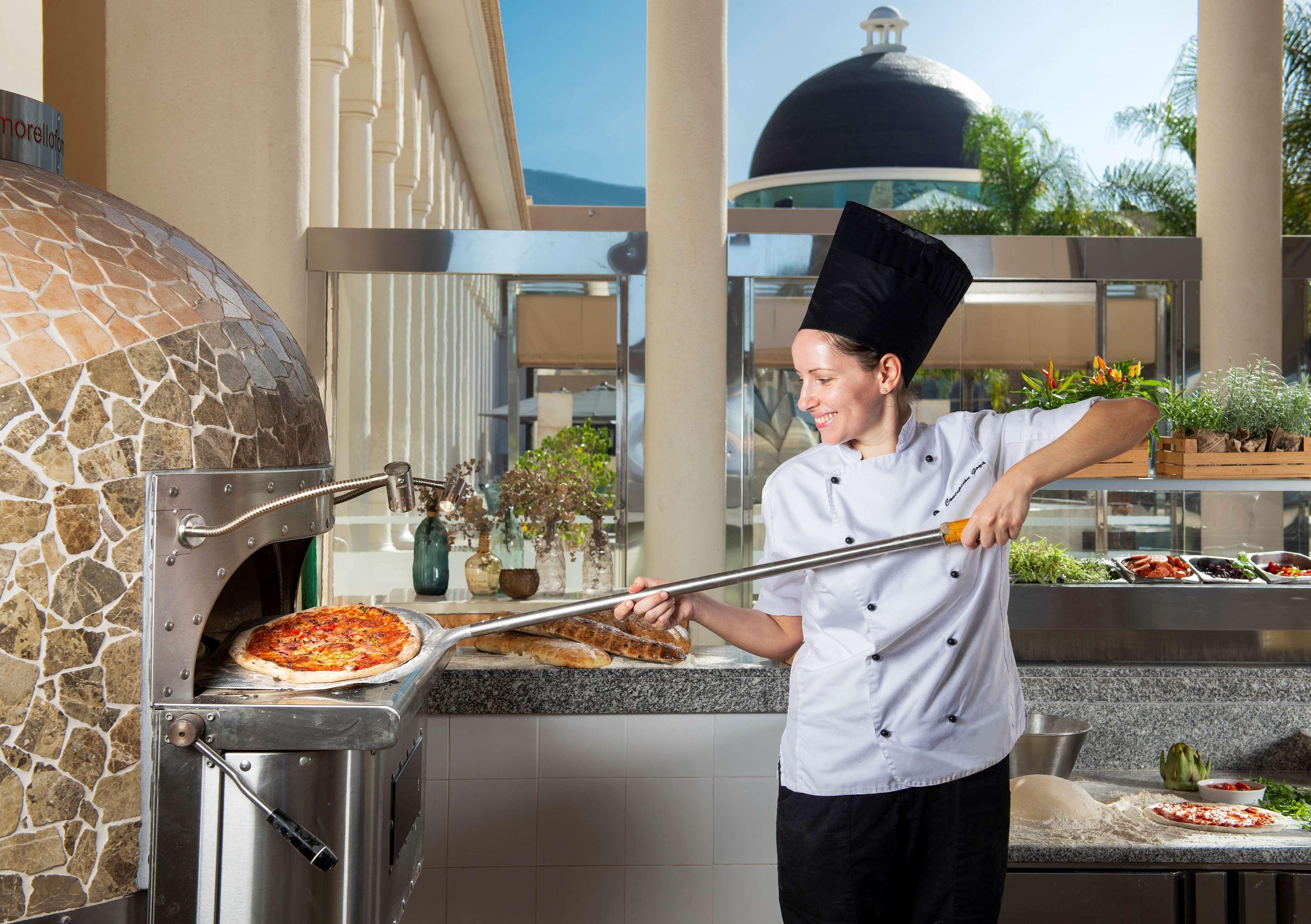 Gran Melia Palacio De Isora Resort & Spa Alcalá la Real Esterno foto A pizzaiolo preparing a pizza