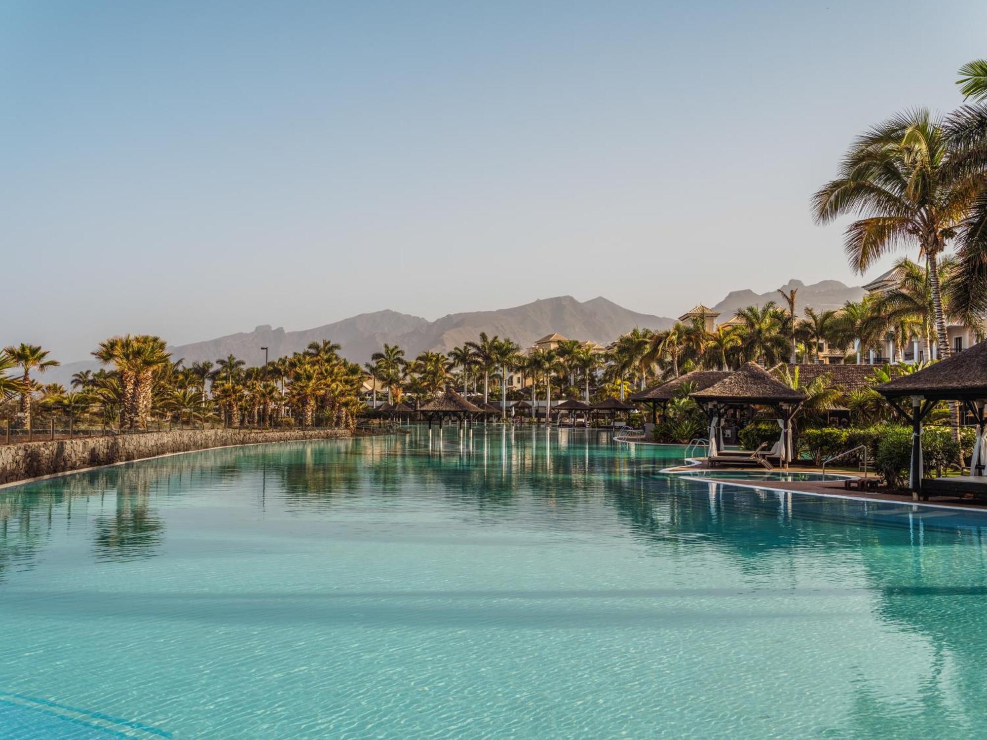 Gran Melia Palacio De Isora Resort & Spa Alcalá la Real Esterno foto The swimming pool at the resort